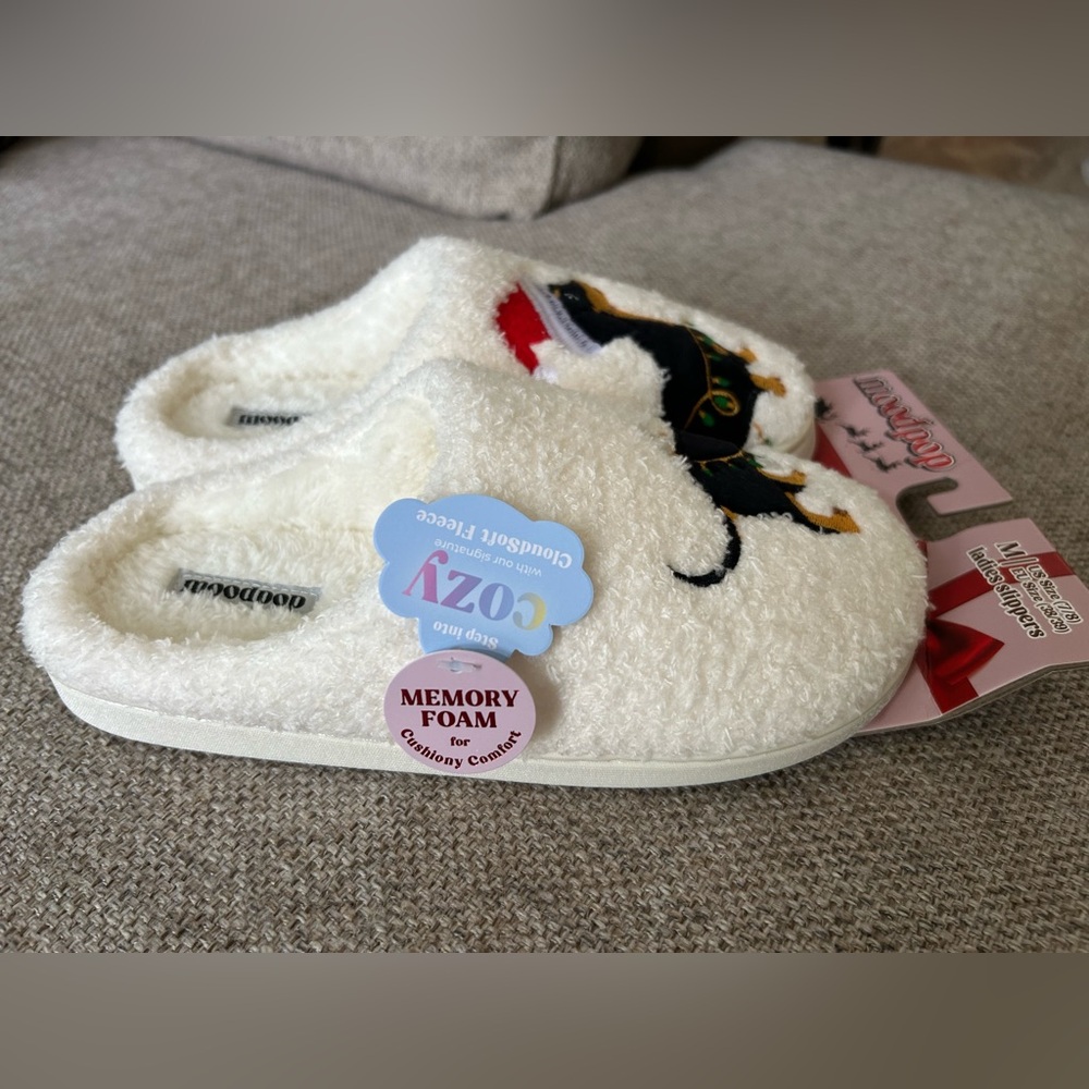 NWT Dachshund Dog Embroidered White Slippers - Picture 2 of 4